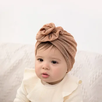 Продажба на едро на детски шапки за еднократна употреба с цветя модел за европейски и американски аксесоари за коса. Идеални за пролетния и есенен сезони.