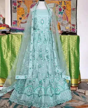Индийски костюм Ленга Чоли включва блузи, пола, воал, традиционното и женствена рокля с бродерия